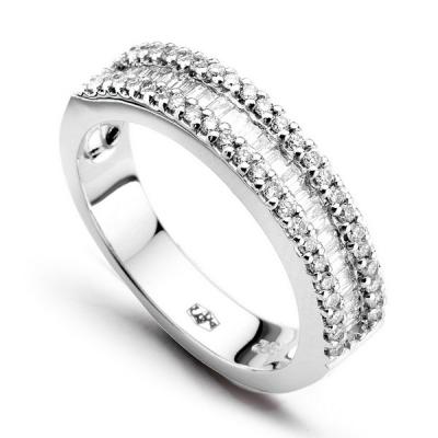 Staviori pierścionek. 46 diamentów, szlif brylantowy, masa 0,13 ct., barwa h-j, czystość si2-i1. 23 diamenty, szlif bagieta, masa 0,30 ct., barwa h-j, czystość si2-i1. białe złoto 0,585. szerokość 4,5