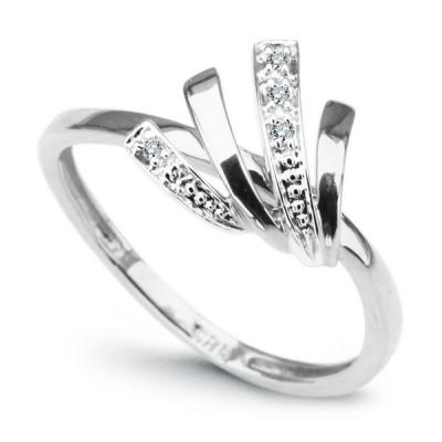 Staviori pierścionek. 5 diamentów, szlif achtkant, masa 0,03 ct., barwa h, czystość i1. białe złoto 0,585. średnica korony ok. 10 mm. szerokość obrączki ok. 1,5 mm.