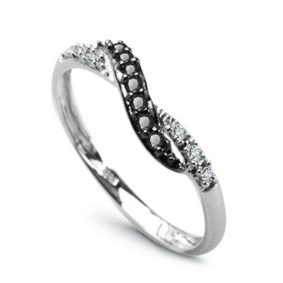 Staviori pierścionek. 6 diamentów, szlif brylantowy, masa 0,03 ct., barwa h, czystość i1. 7 diamentów, kolor czarny, szlif brylantowy, masa 0,07 ct.. białe złoto 0,585. szerokość 2-4 mm.