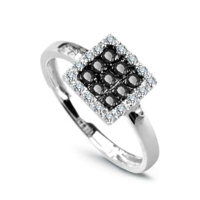 Staviori pierścionek. 16 diamentów, szlif brylantowy, masa 0,08 ct., barwa h, czystość i1. 9 diamentów, kolor czarny, szlif brylantowy, masa 0,135 ct.. białe złoto 0,585. szerokość 8 mm. szerokość obr