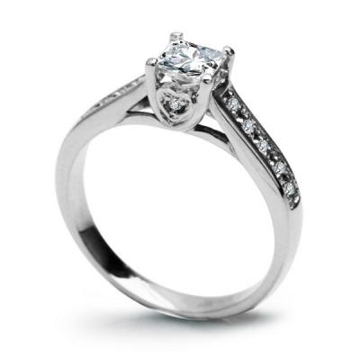 Ekskluzywny pierścionek zaręczynowy z białego złota pr.0,585 1 diament, szlif princessa, masa 0,36 ct., barwa h, czystość vs1