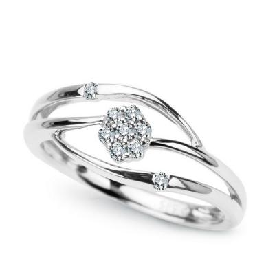 Staviori pierścionek. 9 diamentów, szlif brylantowy, masa 0,10 ct., barwa h, czystość si1-si2. białe złoto 0,585. szerokość 6,5 mm. wysokość 3,4 mm.