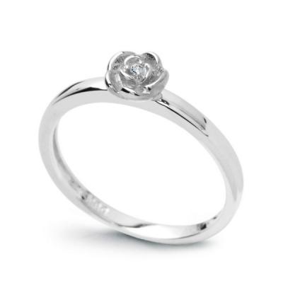 Staviori pierścionek. 1 diament, szlif brylantowy, masa 0,01 ct., barwa h, czystość i1. białe złoto 0,585. średnica korony ok. 5 mm. szerokość obrączki ok. 2 mm.