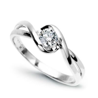 Staviori pierścionek. 1 diament, szlif brylantowy, masa 0,20 ct., barwa h, czystość si1. białe złoto 0,585. średnica korony ok. 5 mm. wysokość 3 mm. szerokość obrączki ok. 2 mm.