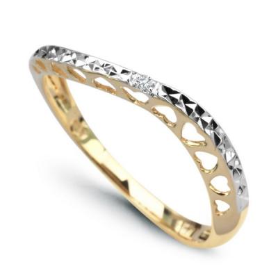 Staviori pierścionek. 1 diament, szlif brylantowy, masa 0,007 ct., barwa h, czystość i1. żółte, białe złoto 0,585. szerokość 2,5 mm. grubość 3 mm.