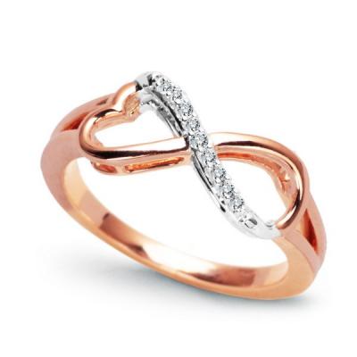 Staviori pierścionek. 9 diamentów, szlif brylantowy, masa 0,05 ct., barwa g, czystość si1. białe, różowe złoto 0,585. korona 16x7,6 mm. wysokość 3,6 mm. szerokość obrączki ok. 2,2 mm.
