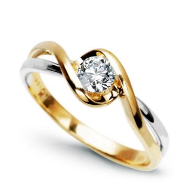 Staviori pierścionek. 1 diament, szlif brylantowy, masa 0,25 ct., barwa g, czystość si1. żółte, białe złoto 0,585. średnica korony ok. 6 mm. wysokość 3,2 mm. szerokość obrączki ok. 2 mm.  dostępny z d