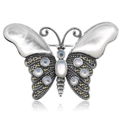 Staviori broszka motyl biały perłowy. markazyty. masa perłowa. srebro rodowane 0,925. wymiary 36x50 mm.