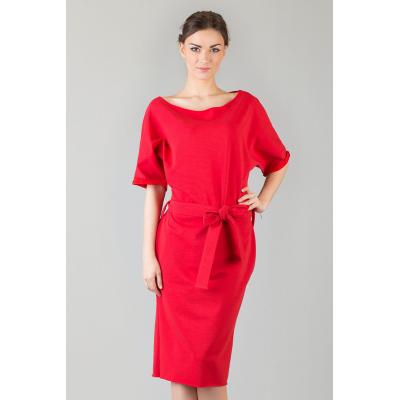 Czerwona dzianinowa prosta sukienka za kolano z wiązanym paskiem