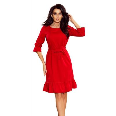 Czerwona sukienka z falbankami przewiązana paskiem
