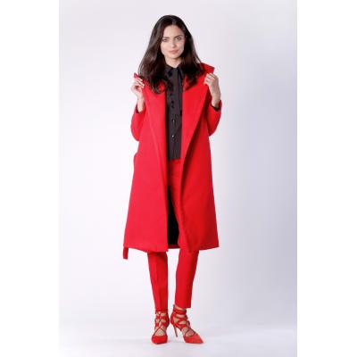 Elegancki czerwony płaszcz z kapturem przewiązany paskiem