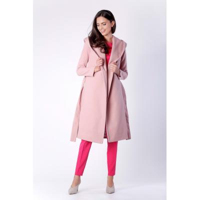 Elegancki różowy płaszcz z kapturem przewiązany paskiem