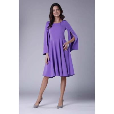 Fioletowa sukienka midi z  wirującym dołem i rozciętym rękawem