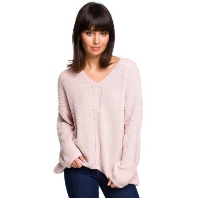 Różowy oversizowy sweter w serek z asymetrycznym dołem
