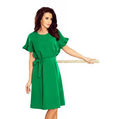 Zielona luźna sukienka przewiązana paskiem z falbankami