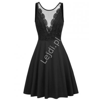 Rozkloszowana czarna sukienka z koronkową górą i wyeksponowanymi plecami 453