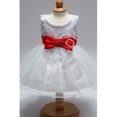 Biała sukienka dla dziewczynki z czerwonym paseczkiem z kokardką i koralikami
