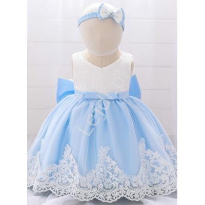 Błękitna sukienka dla dziewczynki z białą koronką w komplecie opaska na głowę