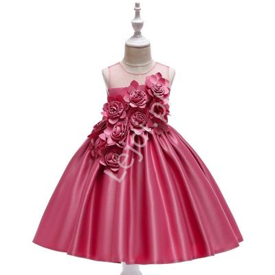 Suknia dla dziewczynki zdobiona kwiatami 3d z materiału w karmelkowym różu 068