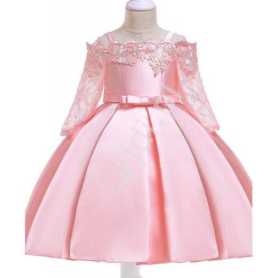 Jasno różowa sukienka dla dziewczynki z dekoltem ala hiszpanka 083