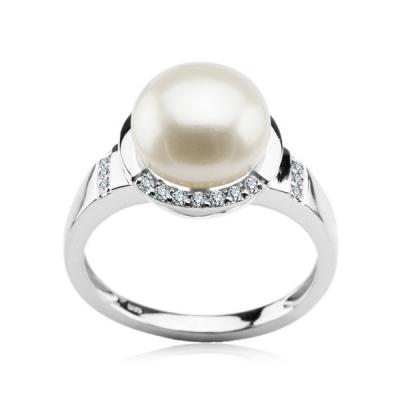 Staviori pierścionek. naturalne perły hodowlane słodkowodne. średnica 9,6 mm. 20 diamentów, szlif brylantowy, masa 0,14 ct.,białe złoto 0,585.