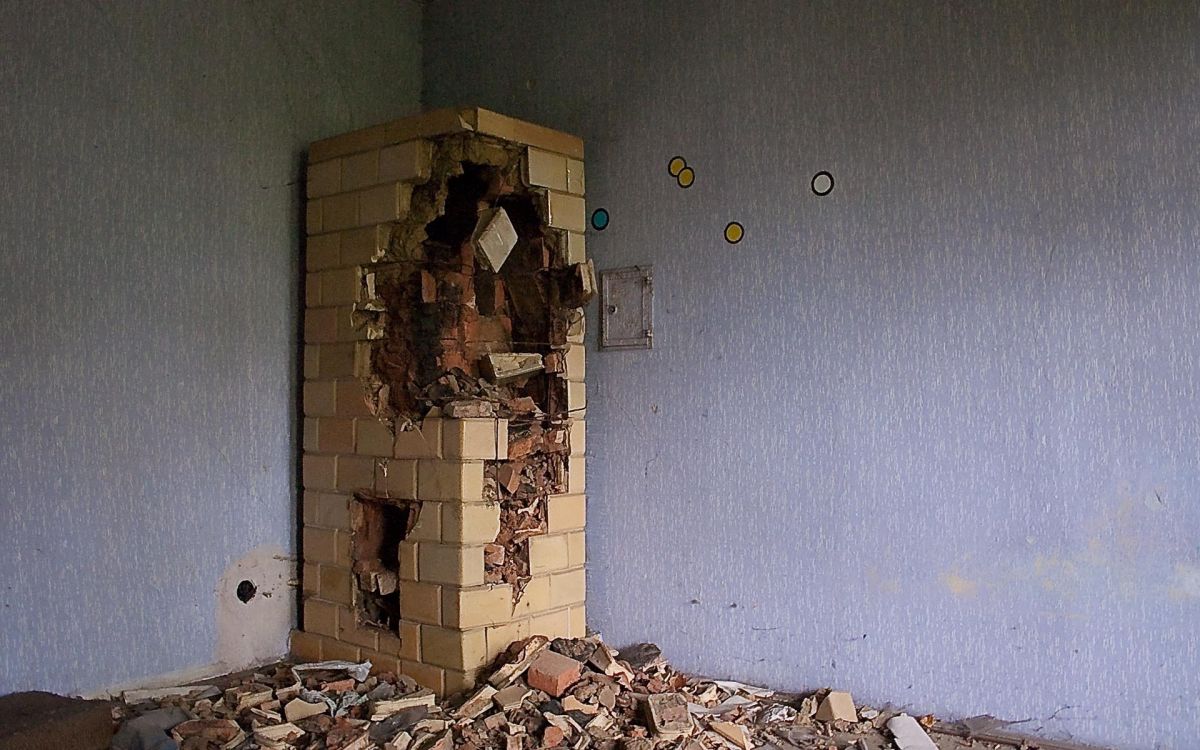 rozbiórka pieców kaflowych zbijanie tynków kafli demontaż ścianek działowych