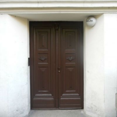 Renowacja drzwi-bram wejściowych okien oraz schodów.