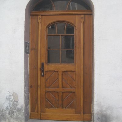 Renowacja drzwi-bram wejściowych oraz schodów.