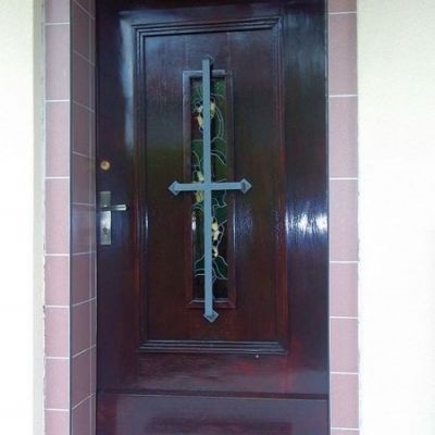 Renowacja drzwi-bram wejściowych oraz schodów.