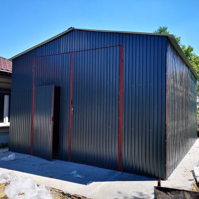 Dwuspadowy garaż blaszany z drzwiami i bramą, 5x7 m dowolny kolor, hala blaszana
