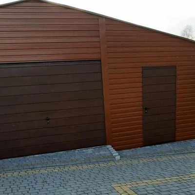 Garaż trzy poziomowy drewnopodobny 9x6 dwuspadowy dach bramy drzwi