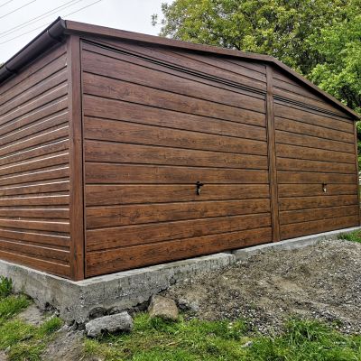 Drewnopodobny garaż blaszany o wymianach 6x6 m z dwuspadowym dachem, dwie bramy + montaż