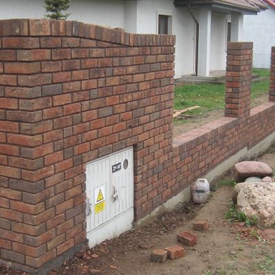 murowanie ogrodzeń i elewacji z cegieł