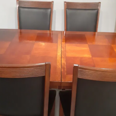 Drewniany stół z krzesłami