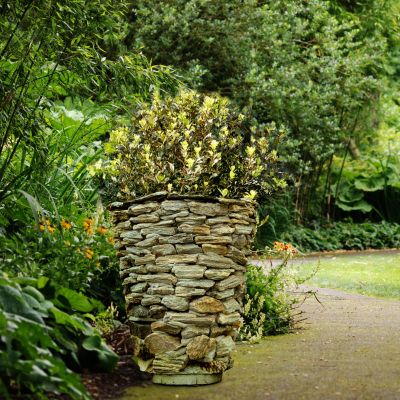 Kamienna donica ogrodowa ręcznie robiona z kory kamiennej