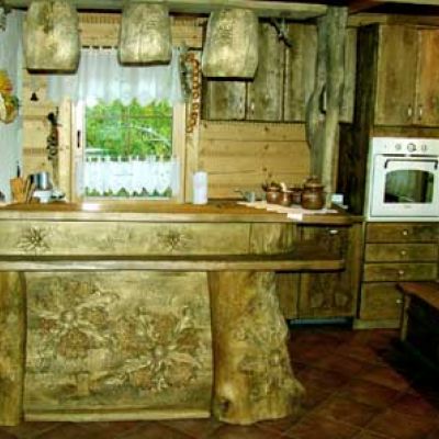 Drewniane meble kuchenne - rzeźbione, w rustykalnym stylu
