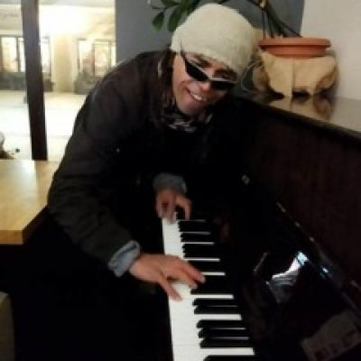 multiinstrumentalista, showman, pianista, gitarzysta, wokalista, kompozytor, aranżer, prezenter
