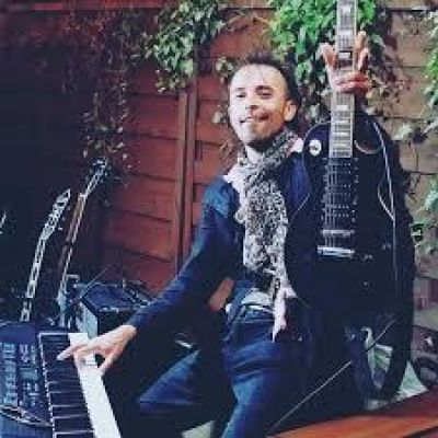 multiinstrumentalista, showman, pianista, gitarzysta, wokalista, kompozytor, aranżer, prezenter