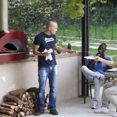 Biesiadowanie z piecem do pizzy (piecem chlebowym)