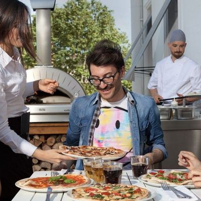 Biesiadowanie z piecem do pizzy (piecem chlebowym)