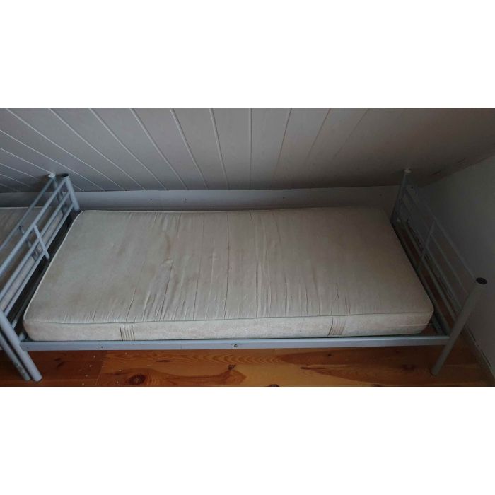 Łóżka metalowe z materacem