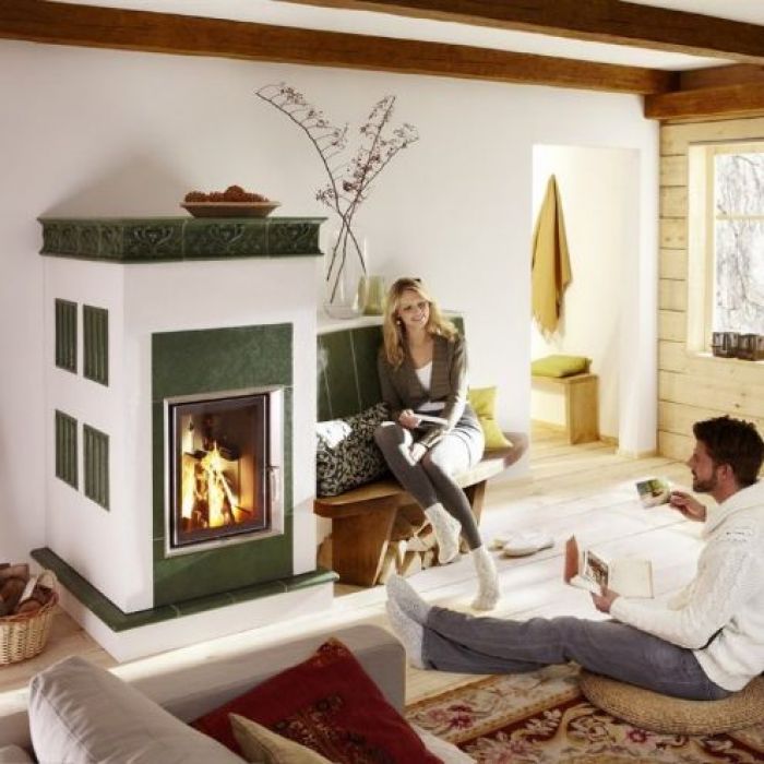 Zdrowy piec kaflowy nowej generacji z widokiem ognia.