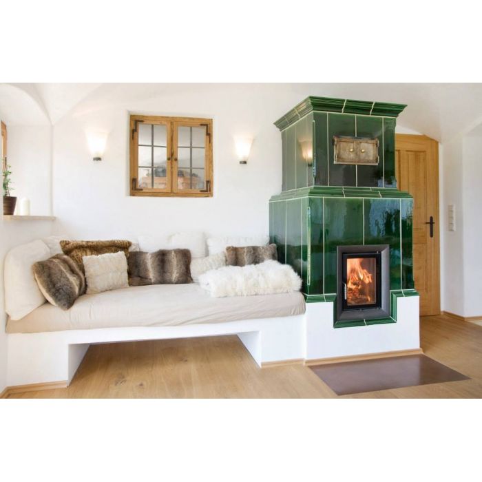 Zdrowy piec kaflowy nowej generacji z widokiem ognia.