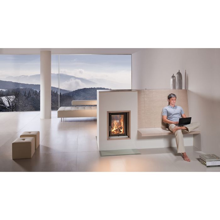 Zdrowy piec kaflowy nowej generacji z widokiem ognia.