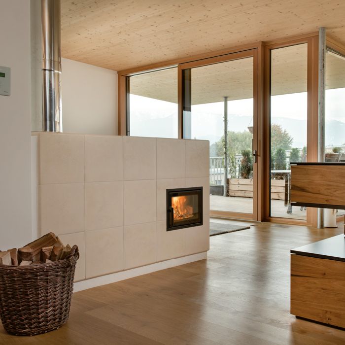 Zdrowy piec kaflowy nowej generacji z widokiem ognia.