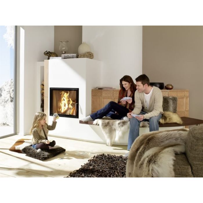 Zdrowy piec kaflowy nowej generacji z widokiem ognia.