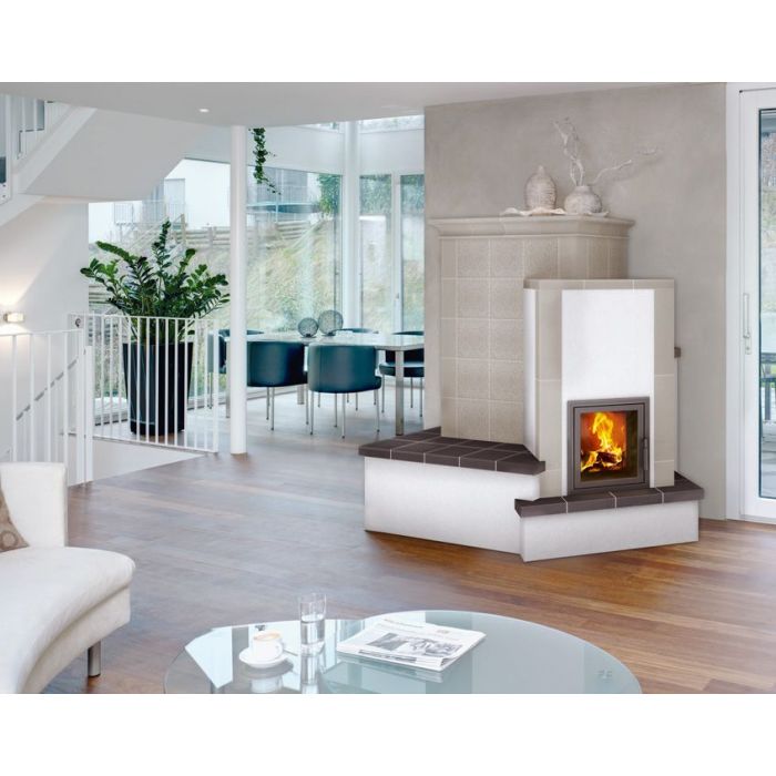 Zdrowy piec kaflowy nowej generacji z widokiem ognia.