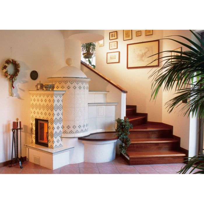 Zdrowy piec kaflowy nowej generacji z widokiem ognia.