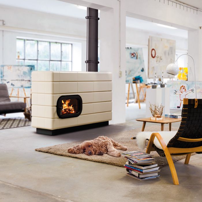 Zdrowy piec kaflowy nowej generacji z widokiem ognia.