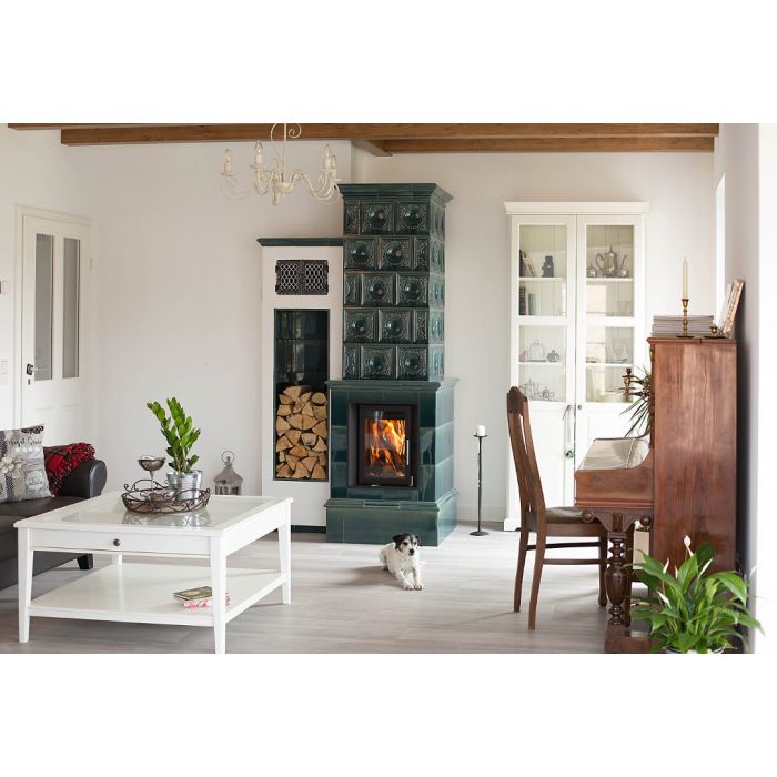 Zdrowy piec kaflowy nowej generacji z widokiem ognia.